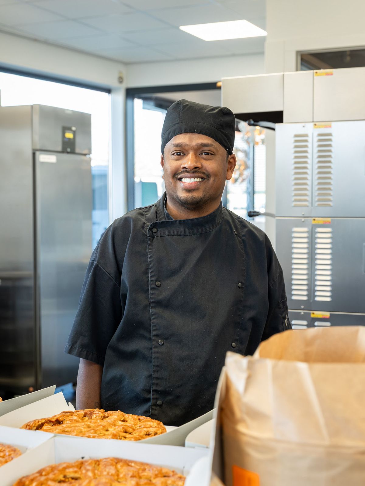 Medewerker van de bakkerij van DROOM! bij de appeltaarten