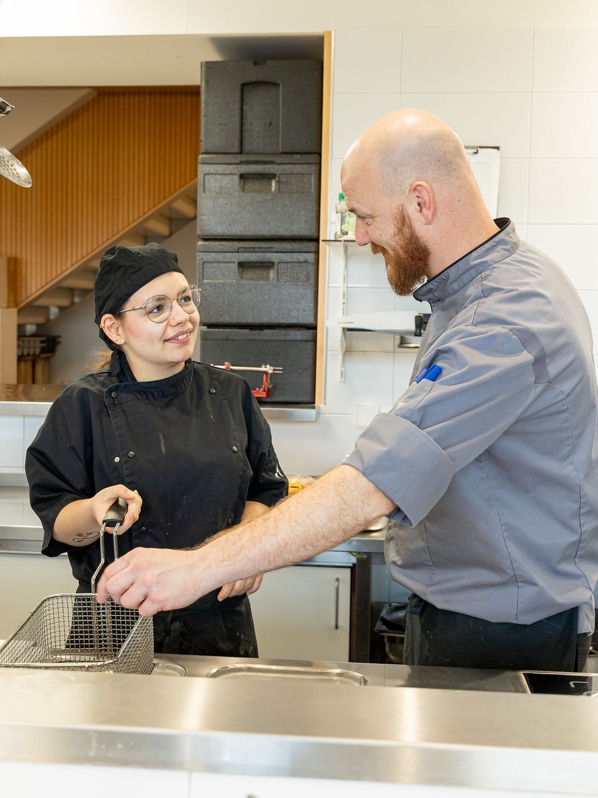 Twee medewerkers van DROOM! samen aan het werk in de keuken