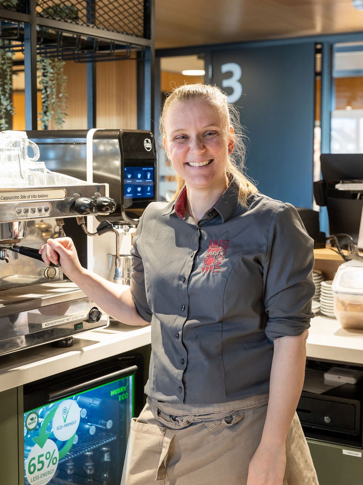 Medewerker van DROOM! achter de koffiebar